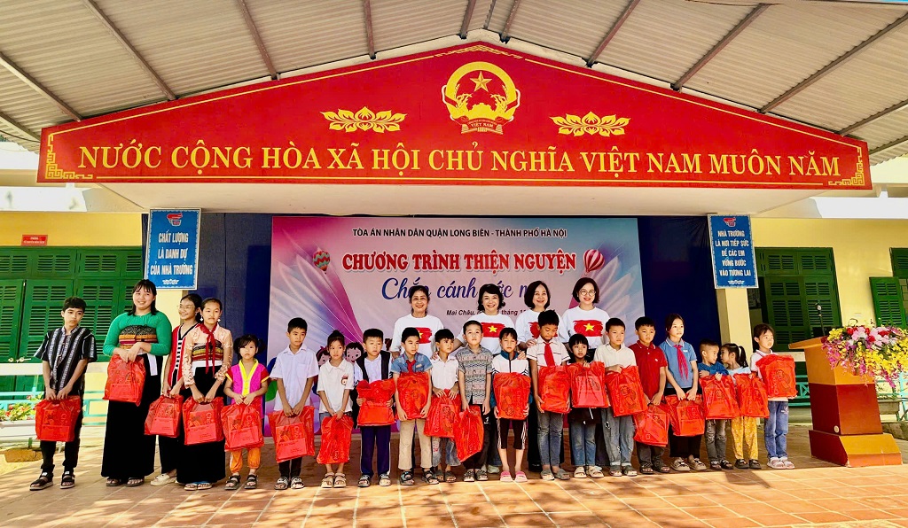 Tòa án nhân dân quận Long Biên, thành phố Hà Nội   “Chắp cánh ước mơ” cho trẻ em vùng cao